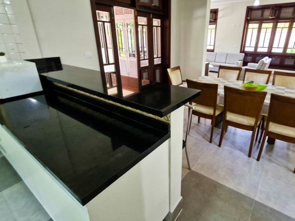 Casa à Venda em Ubatuba no Condomínio Recanto da Lagoinha com 5 quartos e 335m²