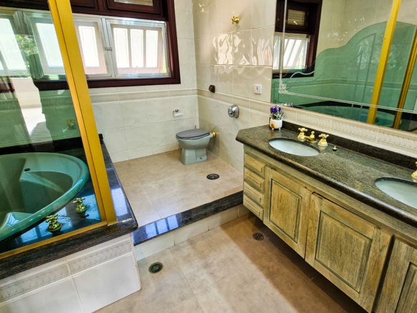Casa à Venda em Ubatuba no Condomínio Recanto da Lagoinha com 5 quartos e 335m²
