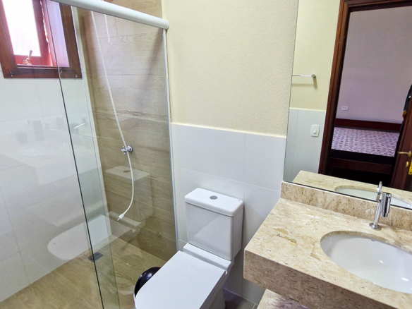 Casa à Venda em Ubatuba no Condomínio Recanto da Lagoinha com 5 quartos e 335m²