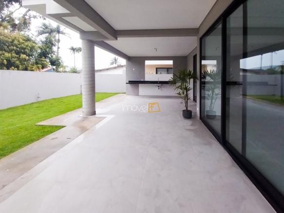 Casa à Venda em Ubatuba no Condomínio Salga Lagoinha com 4 suítes e 260m²