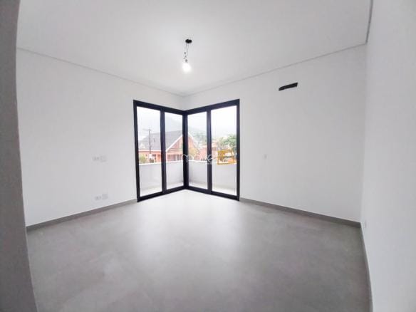 Casa à Venda em Ubatuba no Condomínio Salga Lagoinha com 4 suítes e 260m²