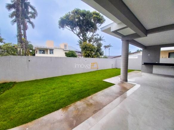 Casa à Venda em Ubatuba no Condomínio Salga Lagoinha com 4 suítes e 260m²