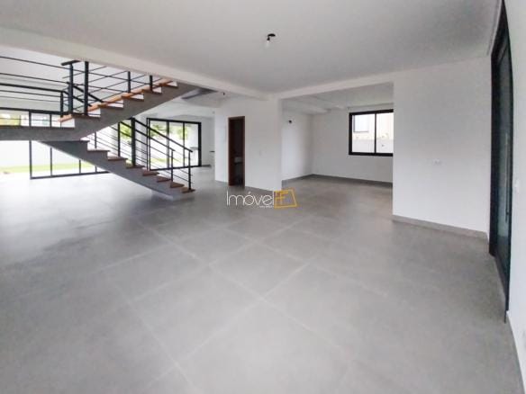 Casa à Venda em Ubatuba no Condomínio Salga Lagoinha com 4 suítes e 260m²