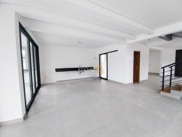 Casa à Venda em Ubatuba no Condomínio Salga Lagoinha com 4 suítes e 260m²