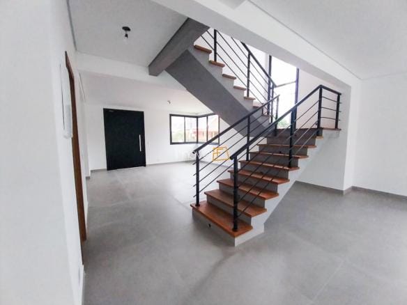 Casa à Venda em Ubatuba no Condomínio Salga Lagoinha com 4 suítes e 260m²