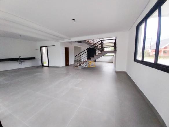 Casa à Venda em Ubatuba no Condomínio Salga Lagoinha com 4 suítes e 260m²