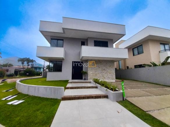 Casa à Venda em Ubatuba no Condomínio Salga Lagoinha com 4 suítes e 260m²