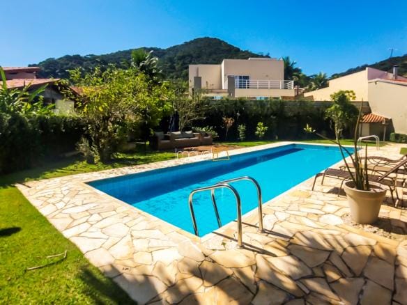 Casa à Venda em Ubatuba no Condomínio Recanto da Lagoinha com 3 suítes e 244 m²