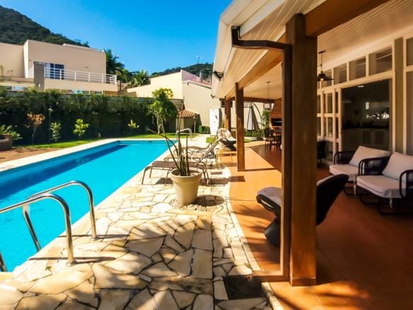 Casa à Venda em Ubatuba no Condomínio Recanto da Lagoinha com 3 suítes e 244 m²