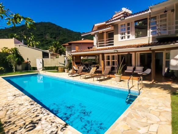 Casa à Venda em Ubatuba no Condomínio Recanto da Lagoinha com 3 suítes e 244 m²