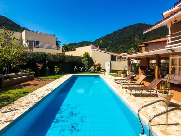 Casa à Venda em Ubatuba no Condomínio Recanto da Lagoinha com 3 suítes e 244 m²