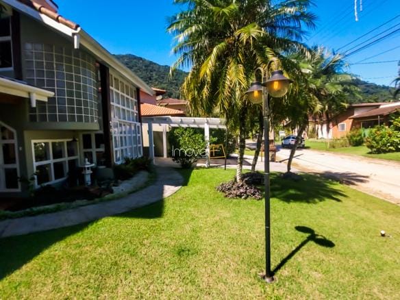 Casa à Venda em Ubatuba no Condomínio Recanto da Lagoinha com 3 suítes e 244 m²