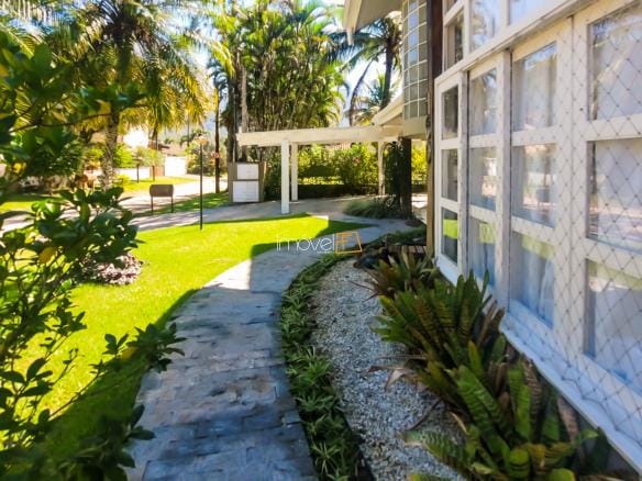 Casa à Venda em Ubatuba no Condomínio Recanto da Lagoinha com 3 suítes e 244 m²