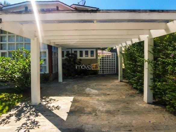 Casa à Venda em Ubatuba no Condomínio Recanto da Lagoinha com 3 suítes e 244 m²