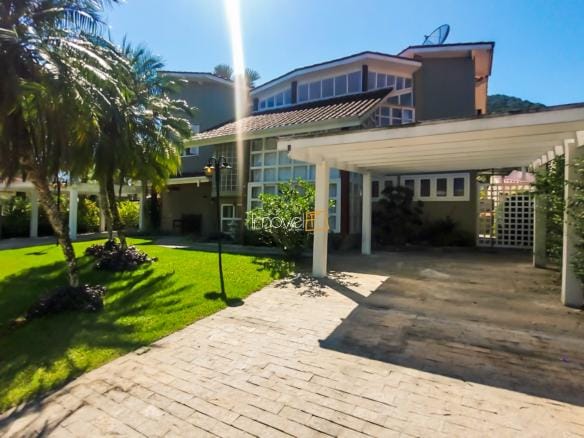 Casa à Venda em Ubatuba no Condomínio Recanto da Lagoinha com 3 suítes e 244 m²