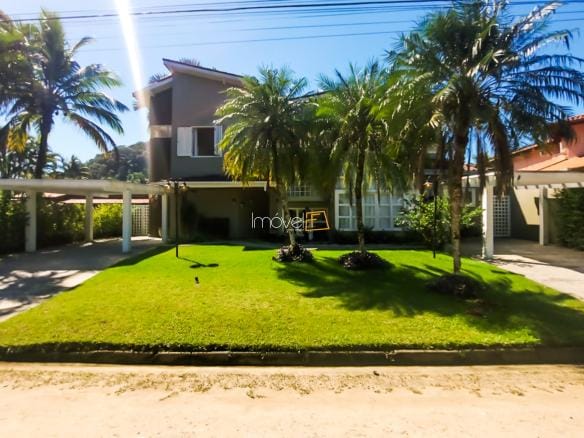 Casa à Venda em Ubatuba no Condomínio Recanto da Lagoinha com 3 suítes e 244 m²