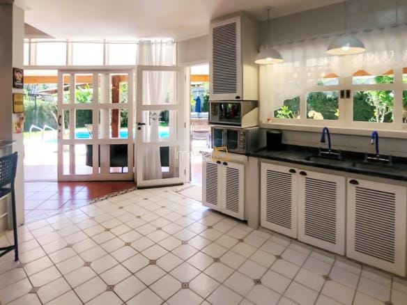 Casa à Venda em Ubatuba no Condomínio Recanto da Lagoinha com 3 suítes e 244 m²