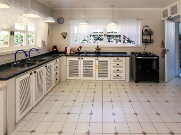 Casa à Venda em Ubatuba no Condomínio Recanto da Lagoinha com 3 suítes e 244 m²