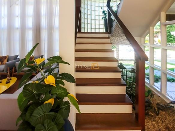 Casa à Venda em Ubatuba no Condomínio Recanto da Lagoinha com 3 suítes e 244 m²