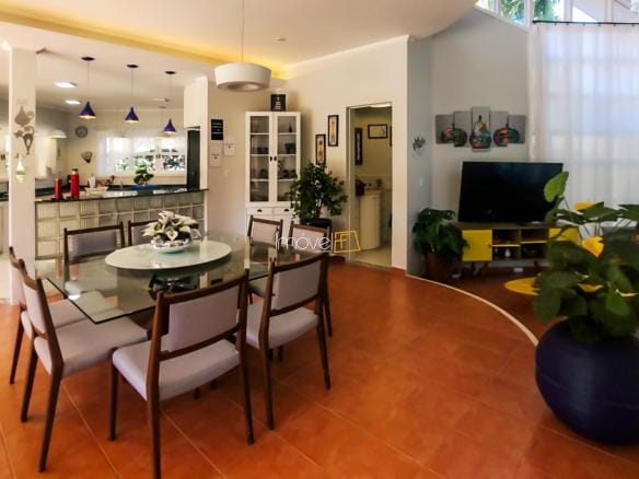 Casa à Venda em Ubatuba no Condomínio Recanto da Lagoinha com 3 suítes e 244 m²