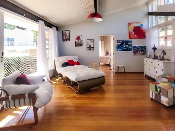 Casa à Venda em Ubatuba no Condomínio Recanto da Lagoinha com 3 suítes e 244 m²