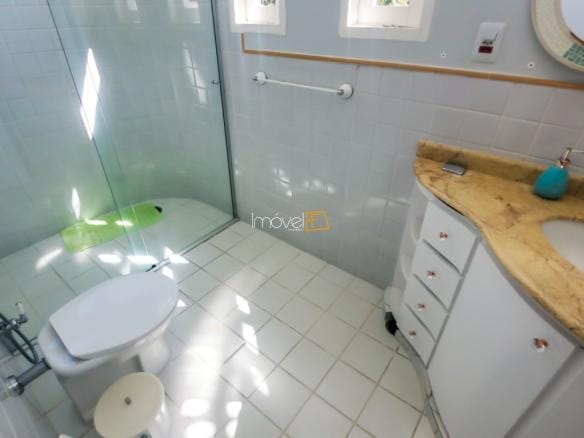 Casa à Venda em Ubatuba no Condomínio Recanto da Lagoinha com 3 suítes e 244 m²
