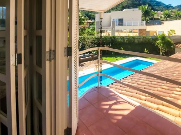 Casa à Venda em Ubatuba no Condomínio Recanto da Lagoinha com 3 suítes e 244 m²