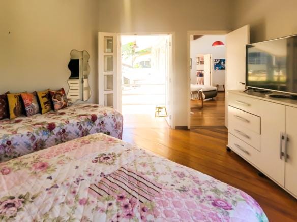 Casa à Venda em Ubatuba no Condomínio Recanto da Lagoinha com 3 suítes e 244 m²
