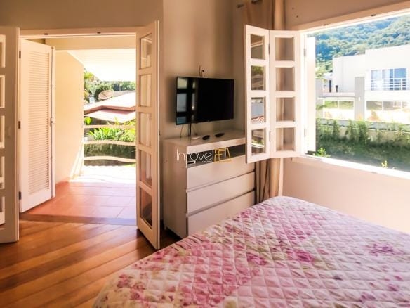Casa à Venda em Ubatuba no Condomínio Recanto da Lagoinha com 3 suítes e 244 m²