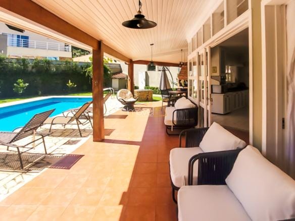Casa à Venda em Ubatuba no Condomínio Recanto da Lagoinha com 3 suítes e 244 m²