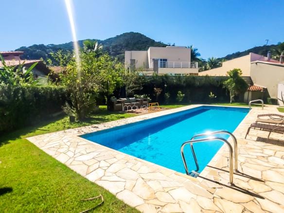 Casa à Venda em Ubatuba no Condomínio Recanto da Lagoinha com 3 suítes e 244 m²
