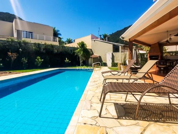 Casa à Venda em Ubatuba no Condomínio Recanto da Lagoinha com 3 suítes e 244 m²