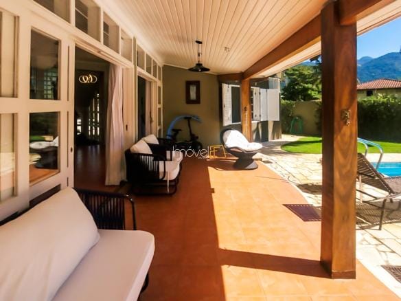 Casa à Venda em Ubatuba no Condomínio Recanto da Lagoinha com 3 suítes e 244 m²