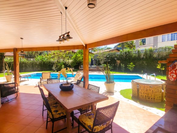 Casa à Venda em Ubatuba no Condomínio Recanto da Lagoinha com 3 suítes e 244 m²