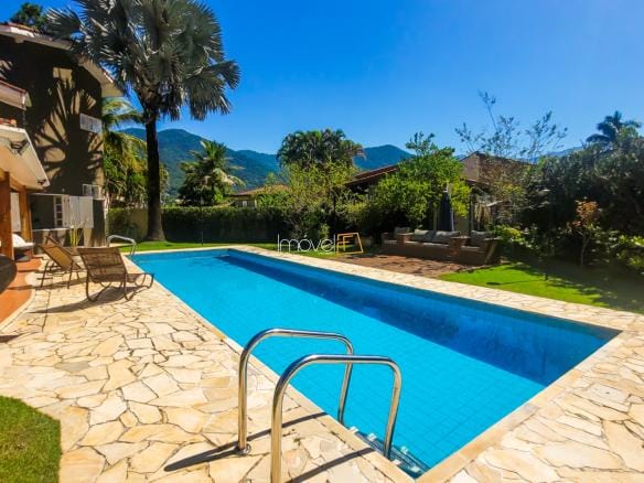 Casa à Venda em Ubatuba no Condomínio Recanto da Lagoinha com 3 suítes e 244 m²