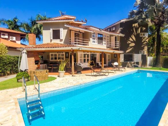 Casa à Venda em Ubatuba no Condomínio Recanto da Lagoinha com 3 suítes e 244 m²