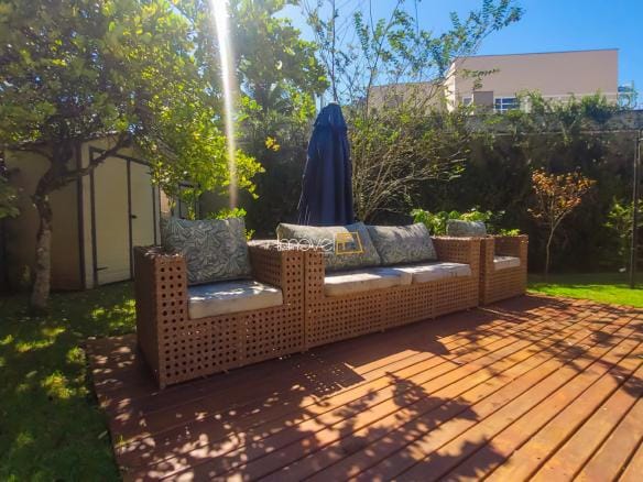 Casa à Venda em Ubatuba no Condomínio Recanto da Lagoinha com 3 suítes e 244 m²