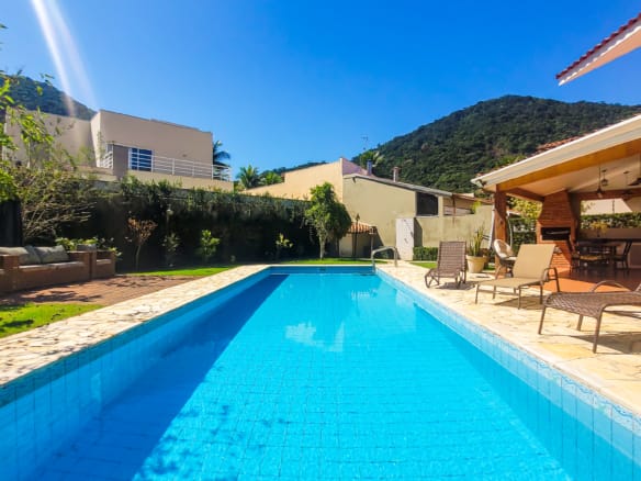 Casa à Venda em Ubatuba no Condomínio Recanto da Lagoinha com 3 suítes e 244 m²