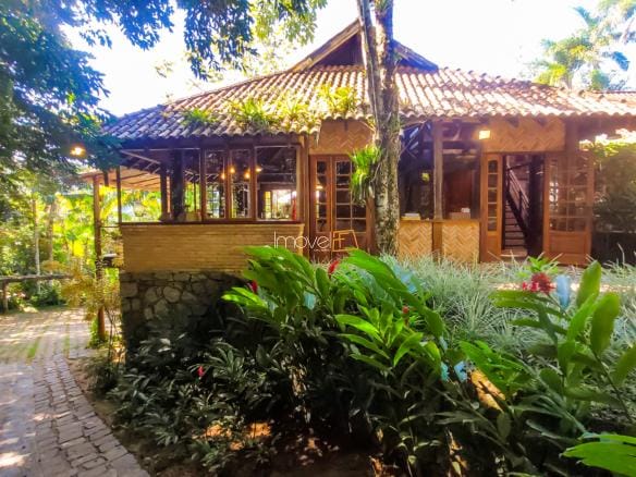 Casa de Condomínio para venda com 6 quartos sendo 4 suites em Praia Vermelha com 242m²