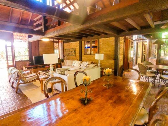 Casa de Condomínio para venda com 6 quartos sendo 4 suites em Praia Vermelha com 242m²