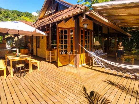 Casa de Condomínio para venda com 6 quartos sendo 4 suites em Praia Vermelha com 242m²