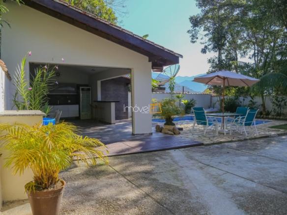 Casa com 4 dormitórios sendo 2 suítes no loteamento Roteiro do Sol – Praia da Cocanha