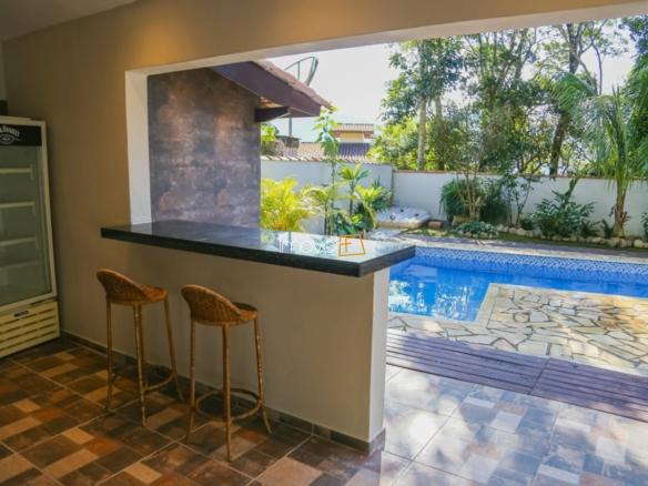 Casa com 4 dormitórios sendo 2 suítes no loteamento Roteiro do Sol – Praia da Cocanha
