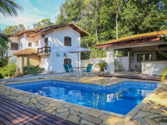 Casa com 4 dormitórios sendo 2 suítes no loteamento Roteiro do Sol – Praia da Cocanha