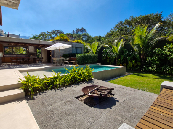 Casa para venda no Condomínio Portofino com 3 suítes na Praia de Mococa com 385m²