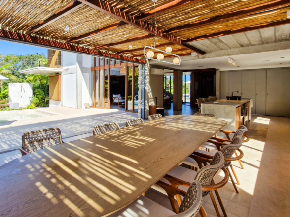 Casa para venda no Condomínio Portofino com 3 suítes na Praia de Mococa com 385m²