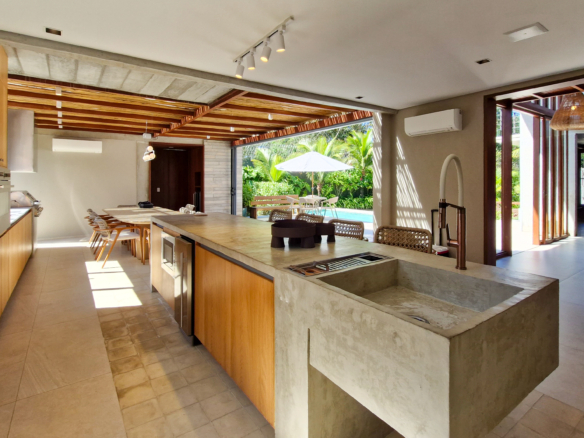 Casa para venda no Condomínio Portofino com 3 suítes na Praia de Mococa com 385m²