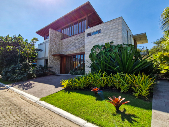 Casa para venda no Condomínio Portofino com 3 suítes na Praia de Mococa com 385m²