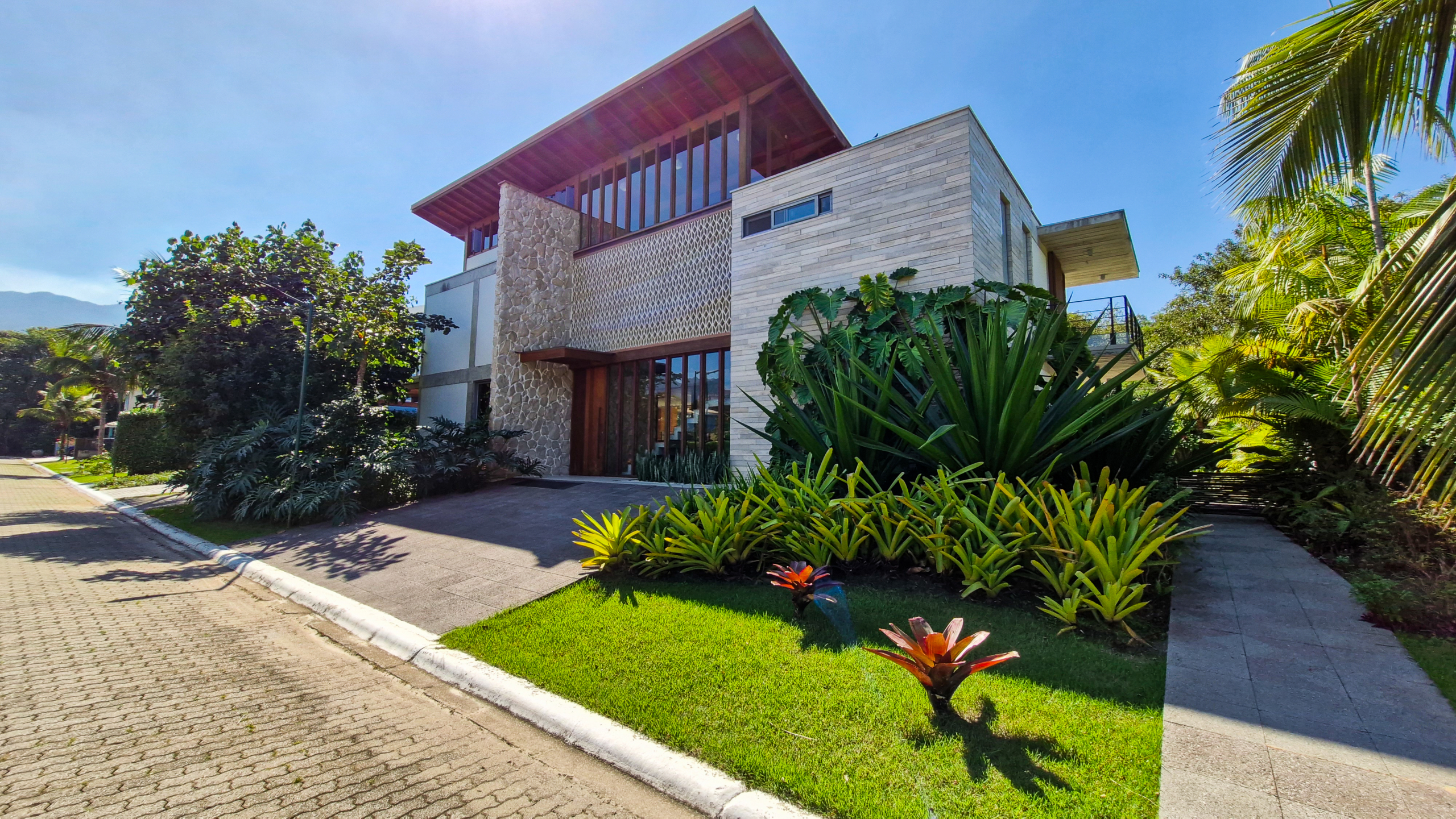 Casa para venda no Condomínio Portofino com 3 suítes na Praia de Mococa com 385m²