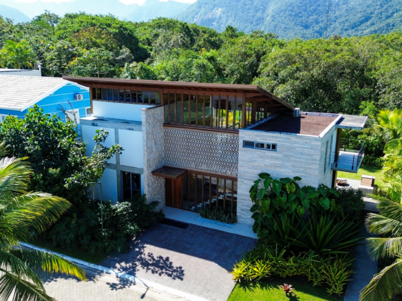 Casa para venda no Condomínio Portofino com 3 suítes na Praia de Mococa com 385m²